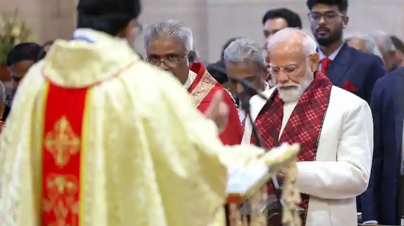 क्रिसमस पर कैथेड्रल चर्च पहुंचे PM मोदी, ईसा मसीह की प्रतिमा के सामने जोड़े हाथ PM Modi