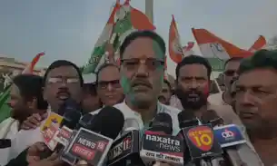 धर्मेंद्र प्रधान के इस्तीफे पर कांग्रेस ने मनाया जश्न, लगाये अबीर गुलाल