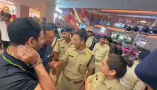 तेज प्रताप यादव को साथ लेकर गयी पुलिस, सेंट्रल मॉल में थे तेज प्रताप तेज प्रताप यादव को साथ लेकर गयी पुलिस, सेंट्रल मॉल में थे तेज प्रताप