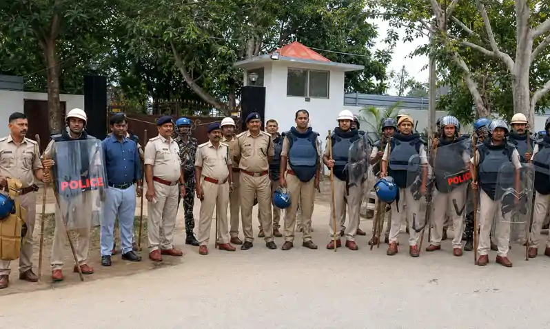 बिहार बंद के बीच जहानाबाद में हाई अलर्ट, तीन-स्तरीय सुरक्षा व्यवस्था में मुस्तैद दिखी पुलिस बिहार बंद के बीच जहानाबाद में हाई अलर्ट, तीन-स्तरीय सुरक्षा व्यवस्था में मुस्तैद दिखी पुलिस