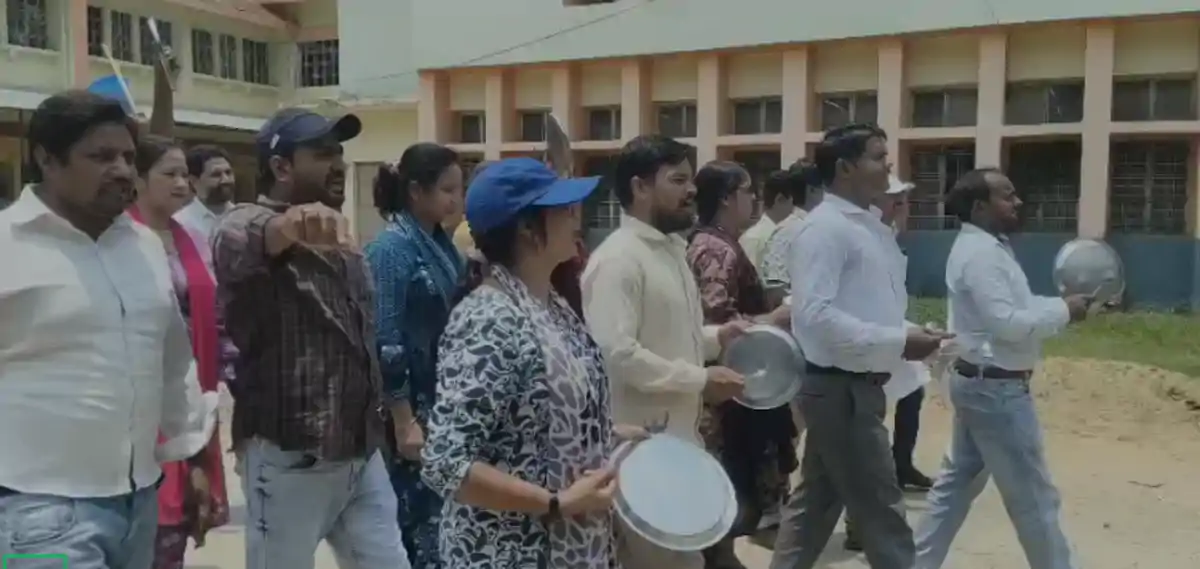 हाथों में थाली और चम्मच, जुबान पर नारेबाजी, टीएमयू में दिखा अजीब नजारा
