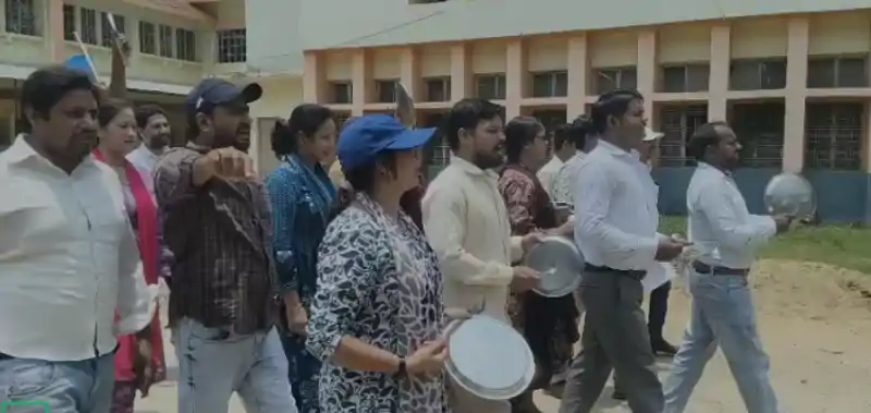 हाथों में थाली और चम्मच, जुबान पर नारेबाजी, टीएमयू में दिखा अजीब नजारा