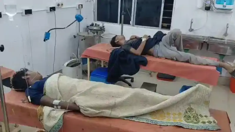मिट्टी के घर के पास खड़े थे चार लोग, वज्रपात ने ली दो की जान मिट्टी के घर के पास खड़े थे चार लोग, वज्रपात ने ली दो की जान