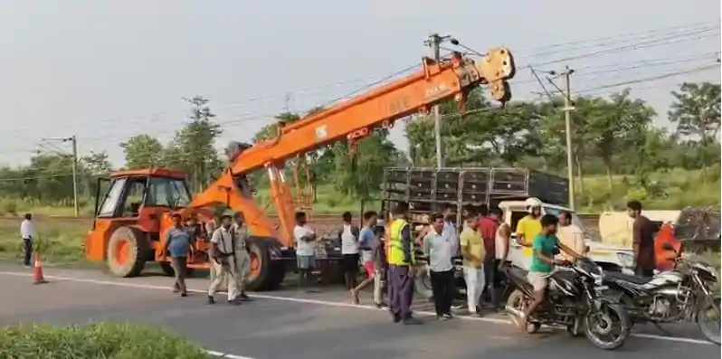 चालक को आयी झपकी तो भिड गया मुर्गी को ले जा रहा वाहन, एक की मौत