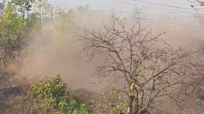 रामगढ़ : अवैध खनन पर बड़ा प्रहार! 1250 किलो विस्फोटक से बंद किये गये कोयला तस्करी के रास्ते रामगढ़ : अवैध खनन पर बड़ा प्रहार! 1250 किलो विस्फोटक से बंद किये गये कोयला तस्करी के रास्ते