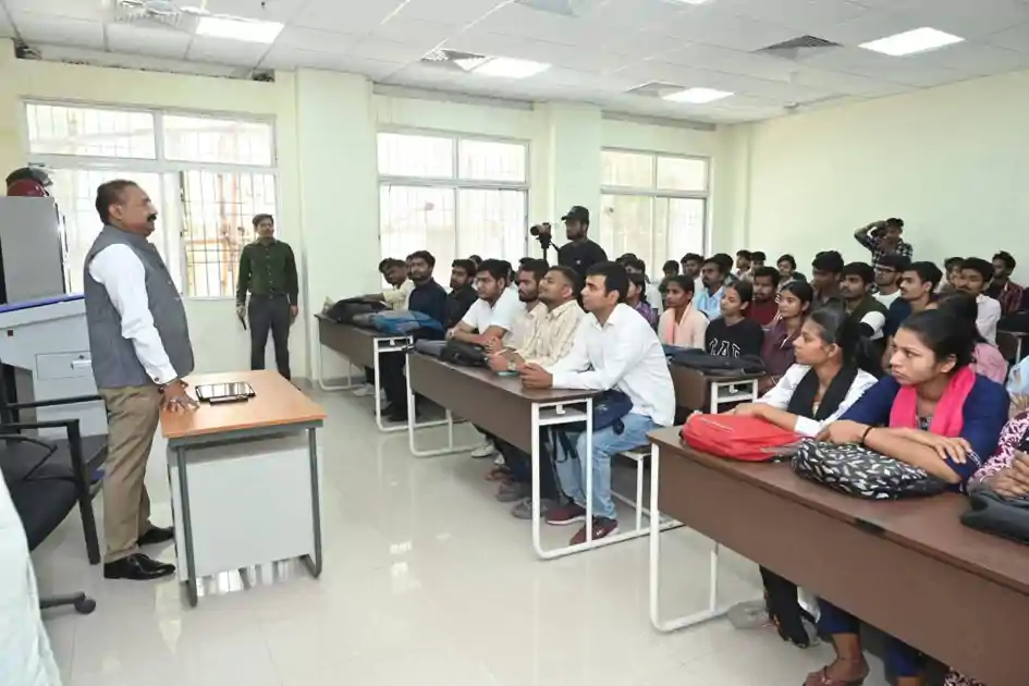 मंत्री अशोक चौधरी बने प्रोफेसर, एएन कॉलेज में छात्रों को पढ़ाया, बोले- सदन में भाषण देना आसान, क्लास लेना मुश्किल 