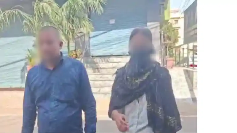पटना होटल कांड में पुलिस का बड़ा एक्शन, होटल मैनेजर को किया गिरफ्तार, पिता के सामने बेटी से छेड़खानी और दरिंदगी की कोशिश पटना होटल कांड में पुलिस का बड़ा एक्शन, होटल मैनेजर को किया गिरफ्तार, पिता के सामने बेटी से छेड़खानी और दरिंदगी की कोशिश