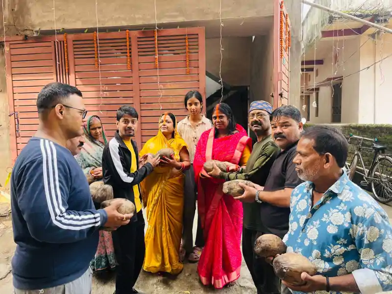 छठ महापर्व: काली पूजा स्वागत समिति ने घर-घर जाकर किया 1101 नारियल का वितरण छठ महापर्व: काली पूजा स्वागत समिति ने घर-घर जाकर किया 1101 नारियल का वितरण