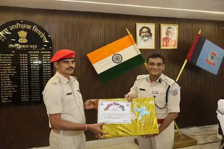 सिमडेगा : "पुलिसमैन ऑफ द वीक" पहल से बढ़ा पुलिसकर्मियों का उत्साह, दशरथ यादव को मिला पहला सम्मान