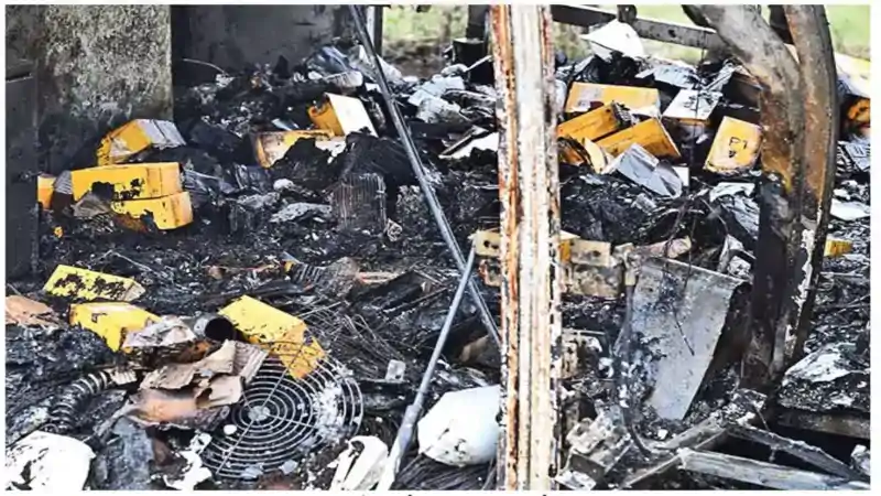 कुरनूल बस हादसे में फॉरेंसिक टीम का बड़ा खुलासा, लगेज केबिन में रखे 400 मोबाइल फोन की बैटरी फटने से भड़की आ*ग कुरनूल बस हादसे में फॉरेंसिक टीम का बड़ा खुलासा, लगेज केबिन में रखे 400 मोबाइल फोन की बैटरी फटने से भड़की आ*ग