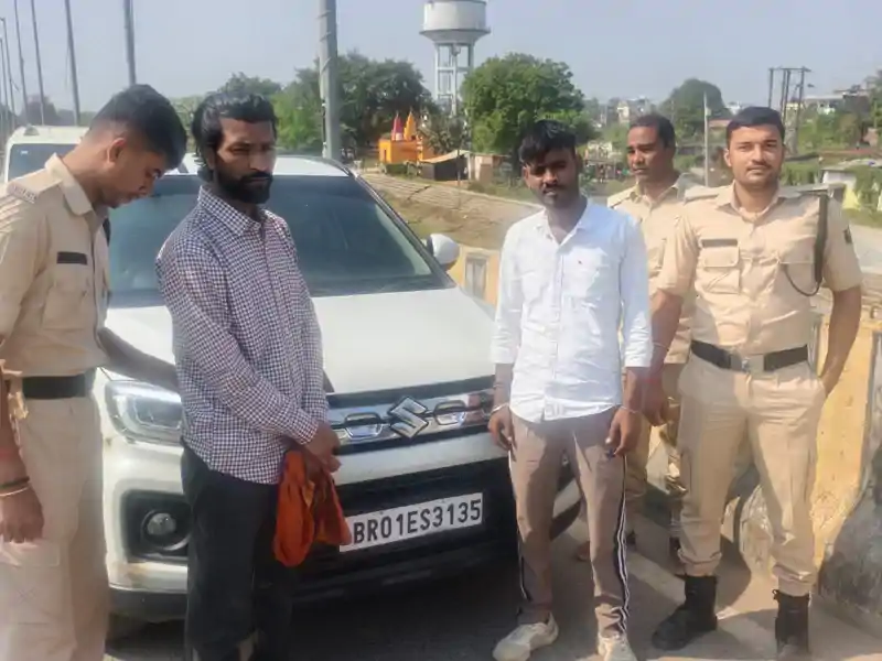 ब्रेजा कार से 172.8 लीटर विदेशी शराब बरामद, दो तस्कर गिरफ्तार ब्रेजा कार से 172.8 लीटर विदेशी शराब बरामद, दो तस्कर गिरफ्तार