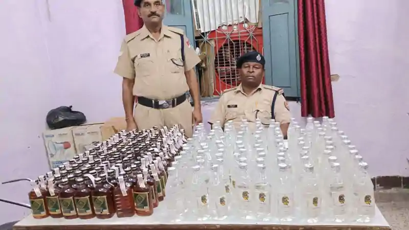 जपला स्टेशन पर आरपीएफ की बड़ी कार्रवाई, अवैध शराब के साथ एक गिरफ्तार और लावारिस खेप जब्त जपला स्टेशन पर आरपीएफ की बड़ी कार्रवाई, अवैध शराब के साथ एक गिरफ्तार और लावारिस खेप जब्त