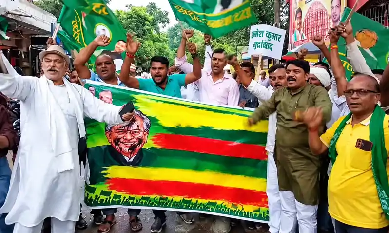 SIR प्रक्रिया के विरोध में गोपालगंज में RJD का जोरदार प्रदर्शन, मुख्य चुनाव आयुक्त का फूंका पुतला SIR प्रक्रिया के विरोध में गोपालगंज में RJD का जोरदार प्रदर्शन, मुख्य चुनाव आयुक्त का फूंका पुतला