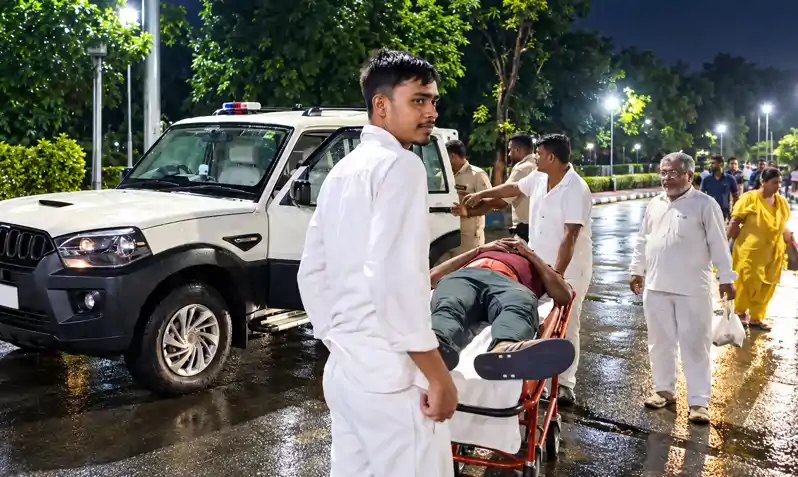 डीएसपी ने पेश की मिसाल, सड़क पर घायल पड़े दो लोगों को पहुंचाया अस्पताल डीएसपी ने पेश की मिसाल, सड़क पर घायल पड़े दो लोगों को पहुंचाया अस्पताल
