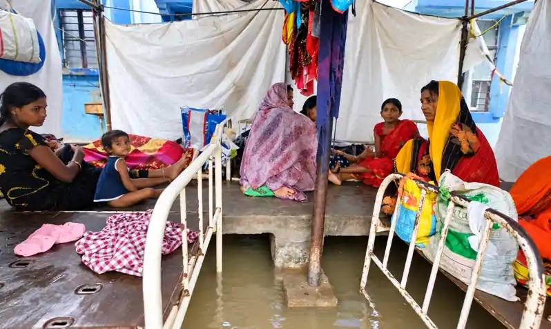 जहानाबाद सदर अस्पताल का SNCU बना टापू, परिजन की तिरपाल के सहारे कट रही रात जहानाबाद सदर अस्पताल का SNCU बना टापू, परिजन की तिरपाल के सहारे कट रही रात