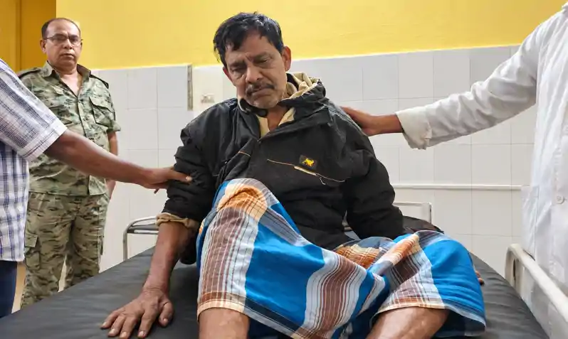 मानवता की मिसाल: नदी में बह रहे अज्ञात युवक को ग्रामीणों ने बचाया, पुलिस ने पहुंचाया अस्पताल
