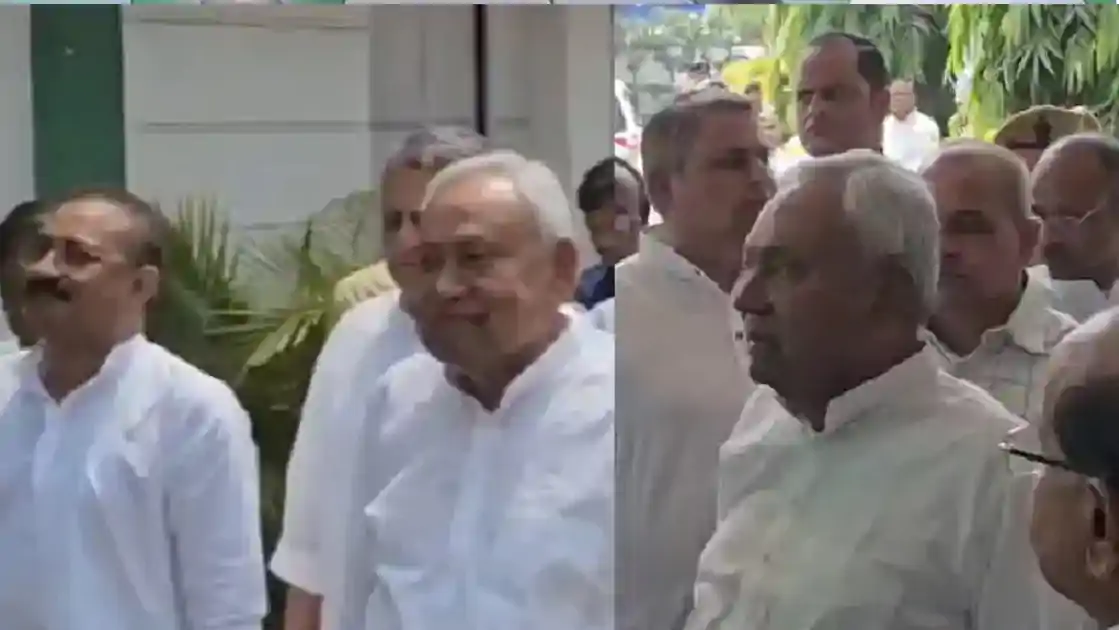 JDU कार्यालय पहुंचते ही नीतीश कुमार बजाने लगे ताली, खूब लगे निशांत के नारे 