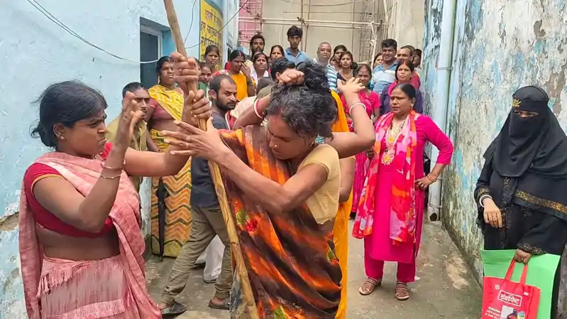 तीन बच्चों के पिता का पांच बच्चों की मां पर आया दिल, अस्पताल में जमकर मारपीट 