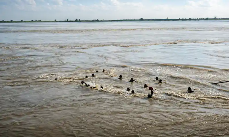 गंगा नदी में बडा हादसा, राघोपुर में डूबी नाव, 22 मजदूर थे सवार गंगा नदी में बडा हादसा, राघोपुर में डूबी नाव, 22 मजदूर थे सवार