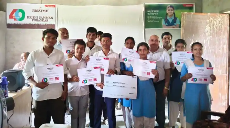  उच्च माध्यमिक विद्यालय मोहनपुर में मेधावी विद्यार्थियों को मिली छात्रवृत्ति