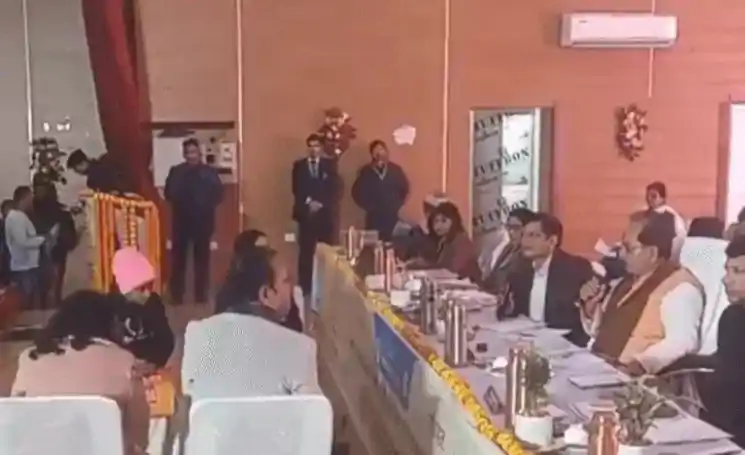 पूर्णिया में विजय सिन्हा का जनता दरबार, पीड़ित महिला से बोले– काम नहीं हुआ तो सीधे मुझे फोन करना