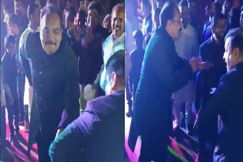 बेटे की शादी में जमकर झूमे पोड़ैयाहाट विधायक प्रदीप यादव, बारात में दिखा अलग ही अंदाज़ बेटे की शादी में जमकर झूमे पोड़ैयाहाट विधायक प्रदीप यादव, बारात में दिखा अलग ही अंदाज़