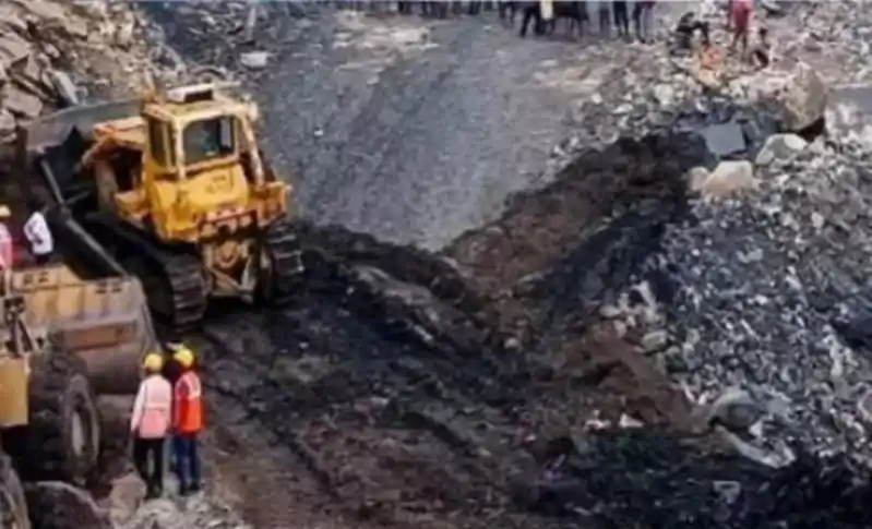 जामताड़ा में बंद कोयला खदान धंसी, अवैध खनन के दौरान आठ लोग मलबे में फंसे जामताड़ा में बंद कोयला खदान धंसी, अवैध खनन के दौरान आठ लोग मलबे में फंसे