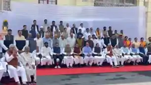 विधान परिषद में Photo Session के दौरान CM नीतीश  हाथ जोड़ते दिखे, उपसभापति ने टोका, सदन में दिखा अलग अंदाज