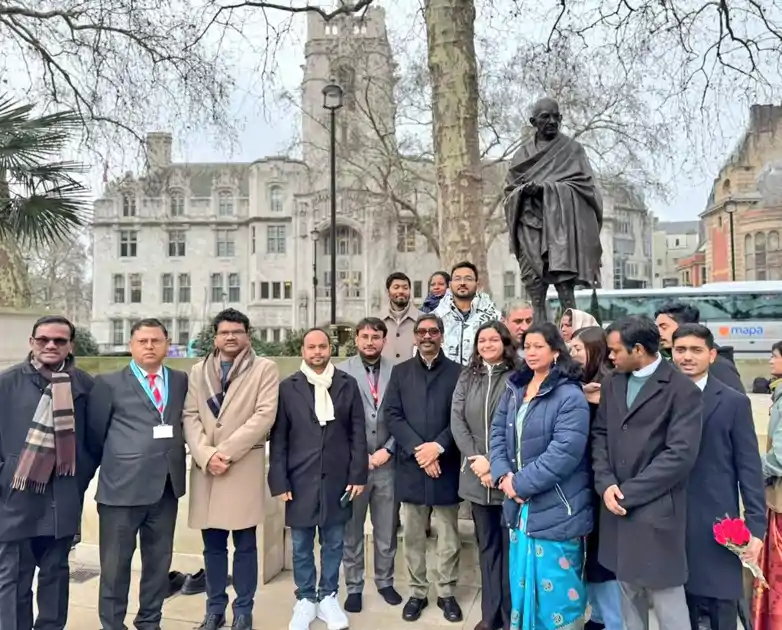 लंदन : CM हेमंत सोरेन ने पार्लियामेंट स्क्वायर स्थित राष्ट्रपिता महात्मा गांधी की प्रतिमा पर किया माल्यार्पण