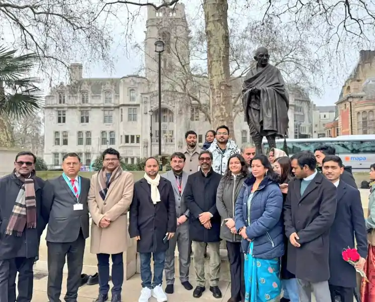 लंदन : CM हेमंत सोरेन ने पार्लियामेंट स्क्वायर स्थित राष्ट्रपिता महात्मा गांधी की प्रतिमा पर किया माल्यार्पण