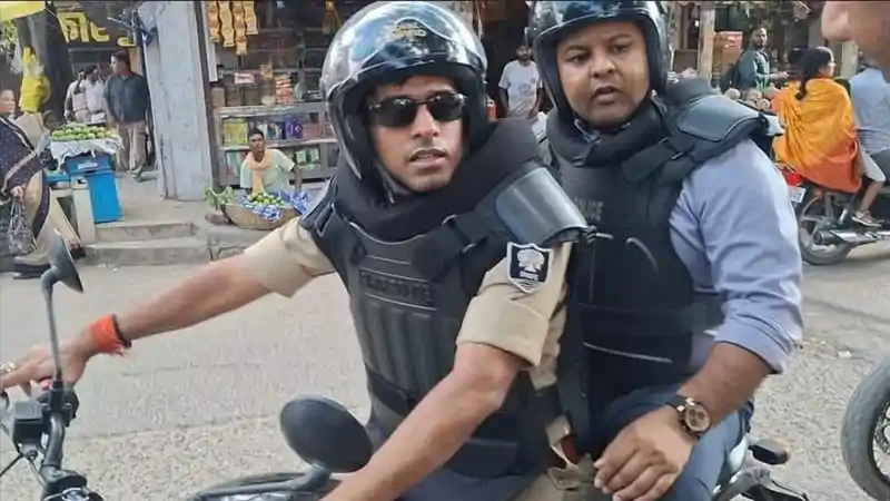 गोपालगंज में डीएम-एसपी की जोड़ी रंग लाई, VIP कल्चर छोड़ बुलेट से शहर में घूमते रहे DM-SP गोपालगंज में डीएम-एसपी की जोड़ी रंग लाई, VIP कल्चर छोड़ बुलेट से शहर में घूमते रहे DM-SP