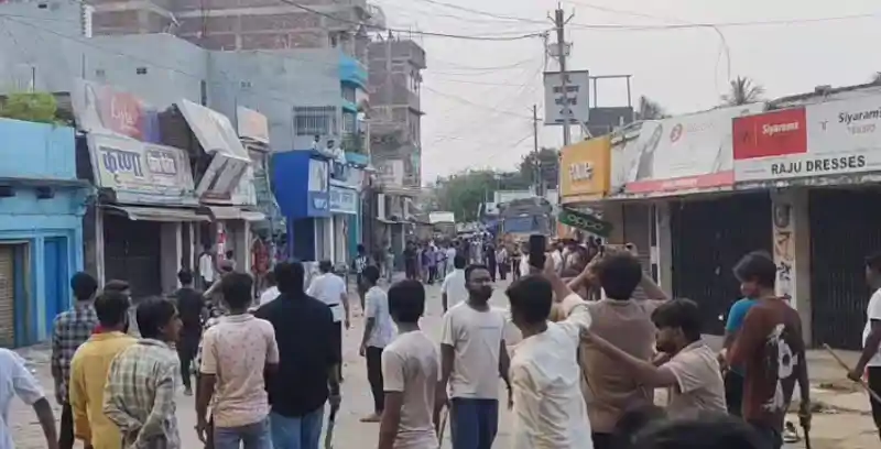 मुहर्रम की तैयारी के दौरान दो अखाड़ों में झड़प, 12 से अधिक लोग घायल मुहर्रम की तैयारी के दौरान दो अखाड़ों में झड़प, 12 से अधिक लोग घायल