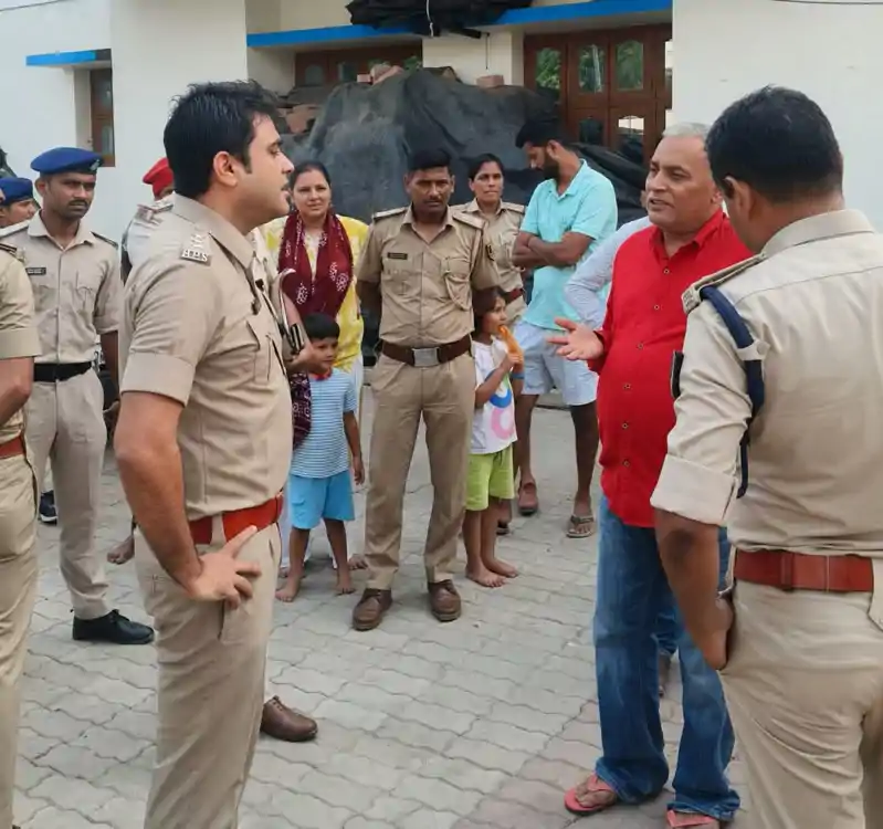 सोनू मोनू के पिता अधिवक्ता प्रमोद सिंह गिरफ्तार, भारी पुलिस बल की मौजूदगी में हुई कार्रवाई सोनू मोनू के पिता अधिवक्ता प्रमोद सिंह गिरफ्तार, भारी पुलिस बल की मौजूदगी में हुई कार्रवाई