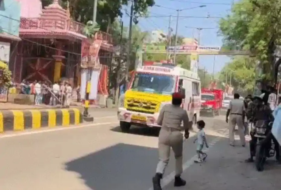 नालंदा में CM नीतीश के काफिले के सामने दौड़ी बच्ची, महिला कॉन्स्टेबल की सूझबूझ से टला बड़ा हादसा