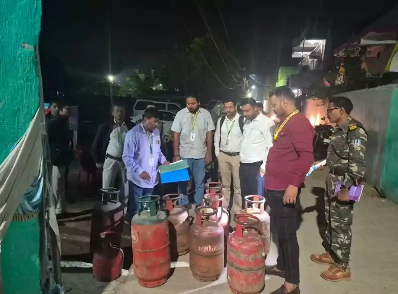रांची में अवैध गैस रिफिलिंग रैकेट पर प्रशासन का शिकंजा, छापेमारी में सिलेंडर और उपकरण जब्त रांची में अवैध गैस रिफिलिंग रैकेट पर प्रशासन का शिकंजा, छापेमारी में सिलेंडर और उपकरण जब्त