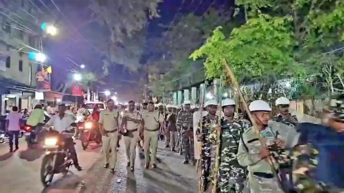 रामनवमी से पहले हजारीबाग में हाई अलर्ट, पुलिस बल के साथ जिला प्रशासन ने निकाला फ्लैग मार्च