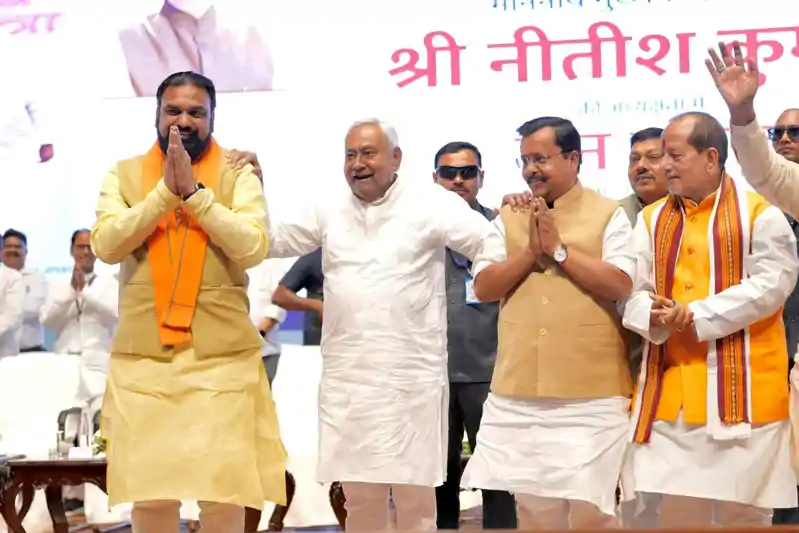 नीतीश कुमार की समृद्धि यात्रा में शामिल हुए भाजपा के राष्ट्रीय अध्यक्ष नितिन नवीन, कहा - समृद्धि यात्रा के जरिये बिहार में उत्सव का मौका पैदा किया नितिन नवीन की तस्वीर