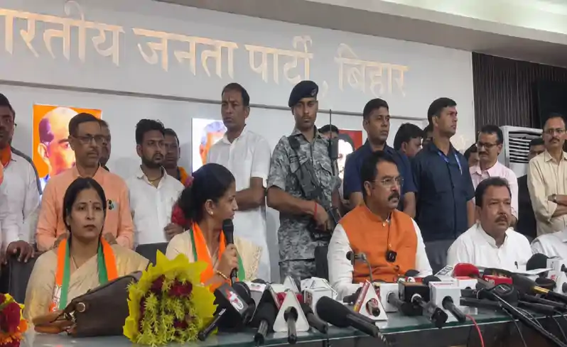बीजेपी में शामिल होते ही रितु जायसवाल की हो गई फजीहत! पार्टी का नाम तक भूल गईं, मंच पर मौजूद भाजपा नेता रह गए हैरान 