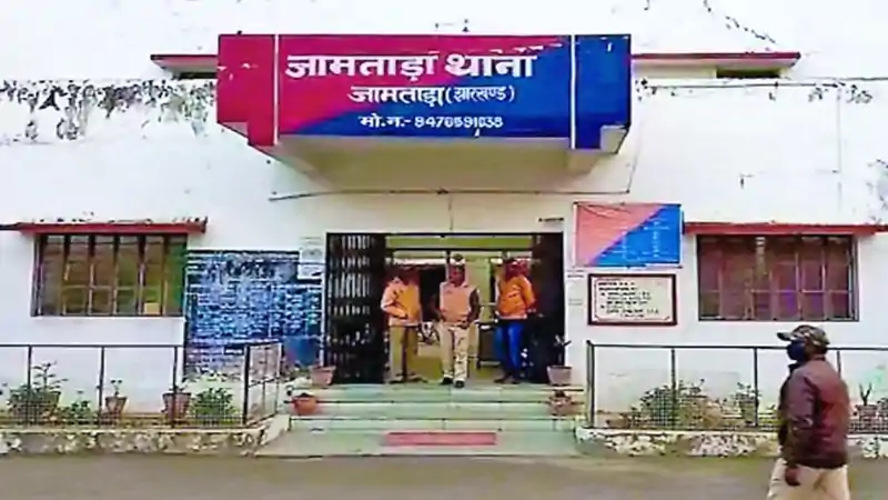 जामताड़ा में स्टेशन मास्टर के साथ हुए लूटकांड का खुलासा, हथियार समेत नाबालिग आरोपी गिरफ्तार जामताड़ा में स्टेशन मास्टर के साथ हुए लूटकांड का खुलासा, हथियार समेत नाबालिग आरोपी गिरफ्तार