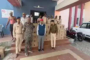 डुमरी में उत्पाद विभाग की बड़ी कार्रवाई, बिहार जा रही ट्रक से 800 पेटी विदेशी शराब जब्त