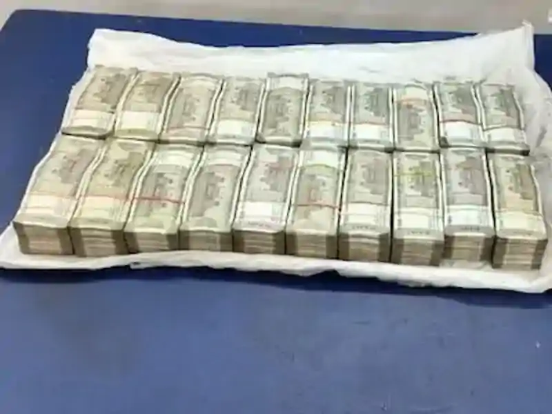 कोडरमा रेलवे स्टेशन पर GRP ने 40 लाख के साथ युवक को गिरफ्तार किया कोडरमा रेलवे स्टेशन पर GRP ने 40 लाख के साथ युवक को गिरफ्तार किया