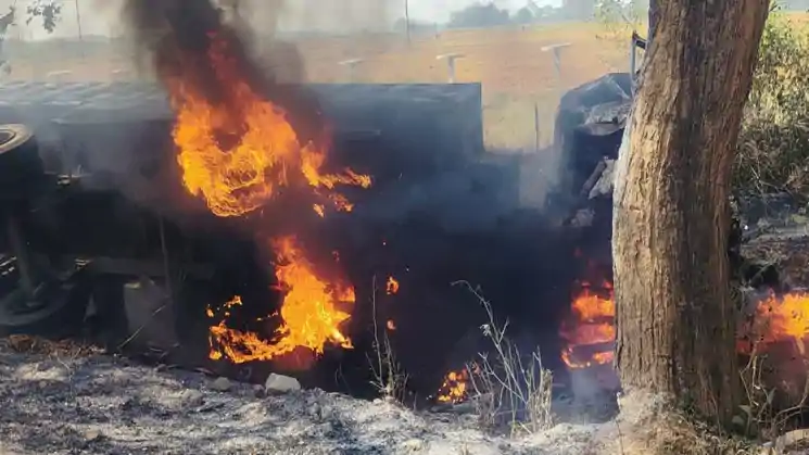 खूंटी-तोरपा मार्ग पर लौह अयस्क लदे ट्रक में लगी आ*ग, चालक जिंदा जला, खलासी घायल