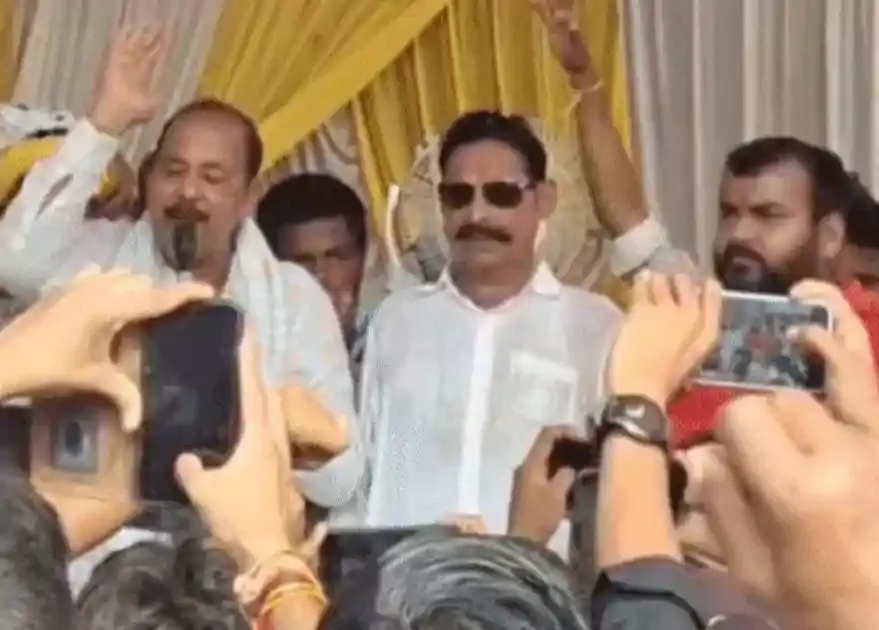 मोकामा में पूर्व बाहुबली विधायक अनंत सिंह धड़ाम से गिरे, जनसभा में अफरा-तफरी