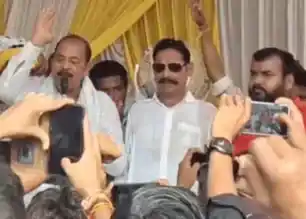 मोकामा में पूर्व बाहुबली विधायक अनंत सिंह धड़ाम से गिरे, जनसभा में अफरा-तफरी