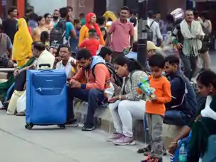 छठ के बाद लौटेंगे प्रवासी, बिहार चुनाव में 14 लाख मतदाता नहीं डाल सकेंगे वोट