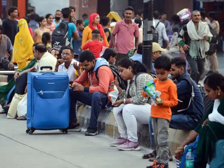 छठ के बाद लौटेंगे प्रवासी, बिहार चुनाव में 14 लाख मतदाता नहीं डाल सकेंगे वोट