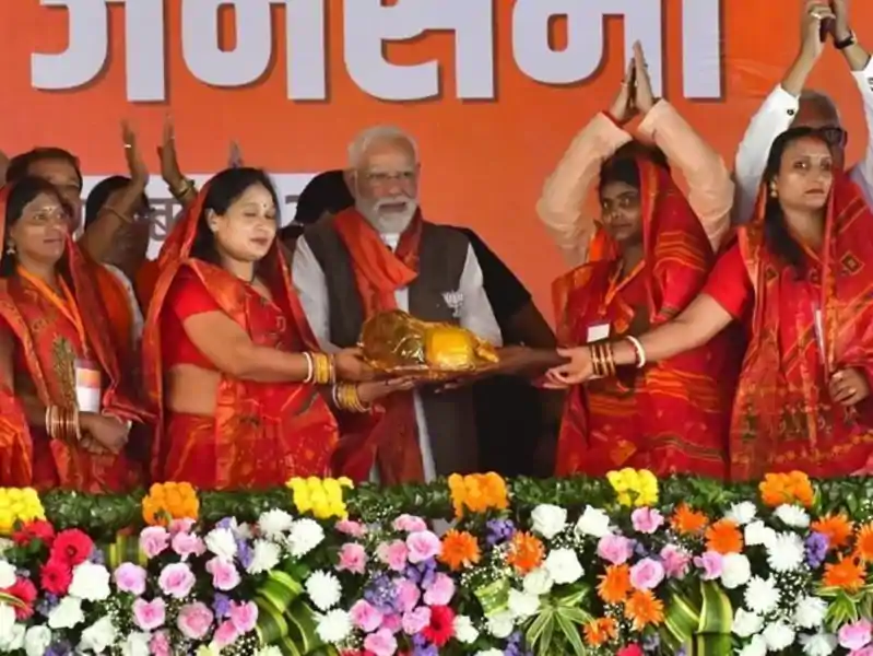 "मन की बात में पीएम मोदी का संदेश: छठ पूजा भारत की एकता और सांस्कृतिक समरसता का प्रतीक" पीएम मोदी की तस्वीर