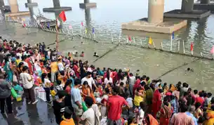 नहाय-खाय के साथ छठ पूजा शुरू, आज खरना, पटना में गंगा घाट पर उमड़ी भीड़