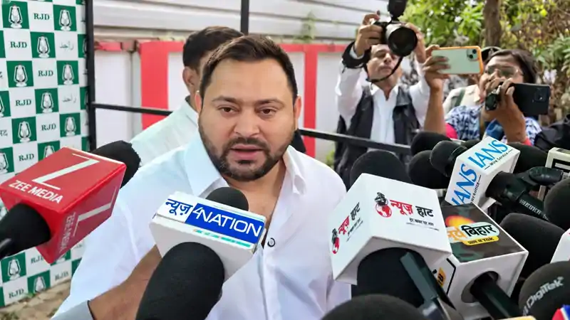 'देखिए तीनों गद्दारों का क्या हाल है' अनंत सिंह मामले पर तेजस्वी यादव का तीखा हमला, बोले-वापसी का सवाल ही नहीं 'देखिए तीनों गद्दारों का क्या हाल है' अनंत सिंह मामले पर तेजस्वी यादव का तीखा हमला, बोले-वापसी का सवाल ही नहीं