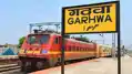 ट्रेन के गेट से गिरकर युवक घायल, खतरे से बाहर